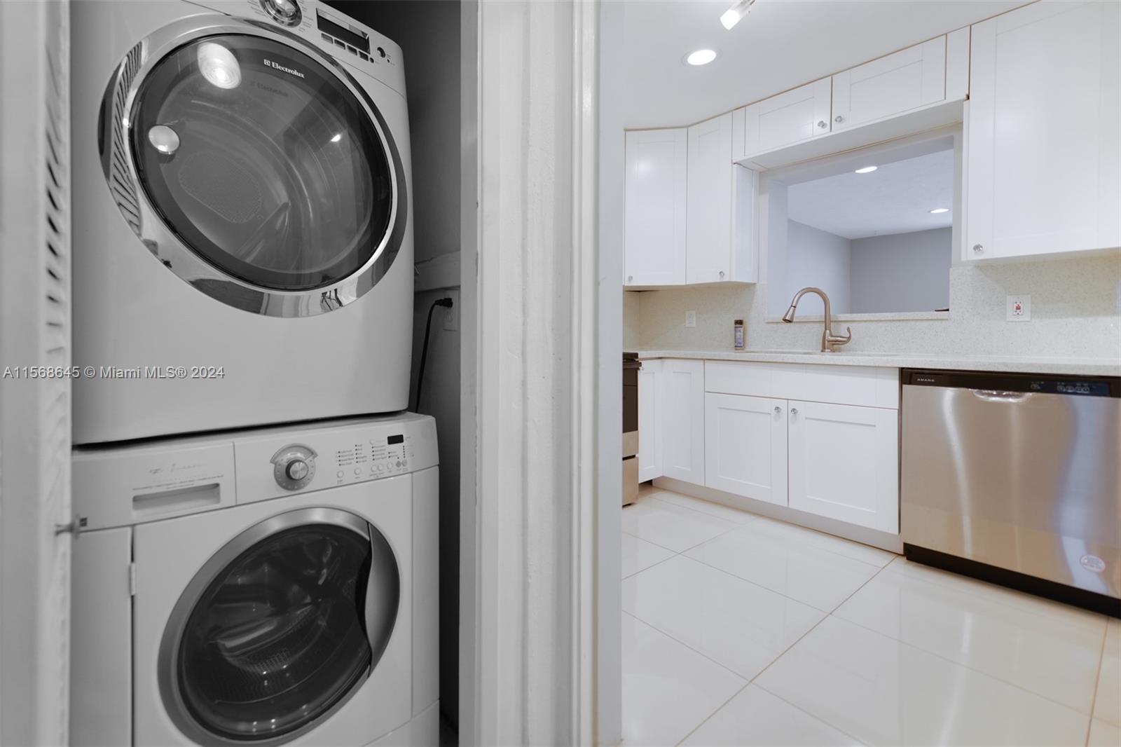 104 SW 7th St, Hallandale Beach, Florida 33009, 3 Bedrooms Bedrooms, ,2 BathroomsBathrooms,Residential,For Sale,104 SW 7th St,A11568645