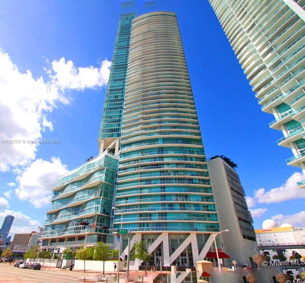 "JUST STUNNING" is the only way to describe this beautiful 2-bedroom / 2-bathroom dream condo located in the heart of downtown and within walking distance of the best of what Miami has to offer (Bayside Park, the Kaseya center, the Adrienne Arsht center, fabulous restaurants, shops and so much more). This amazing building has two gorgeous pools, a large fitness center, a barbecue area, a volleyball court and a 24-hour doorman / concierge. Come live the lifestyle that people dream about and enjoy the beautiful skylines of Miami.
