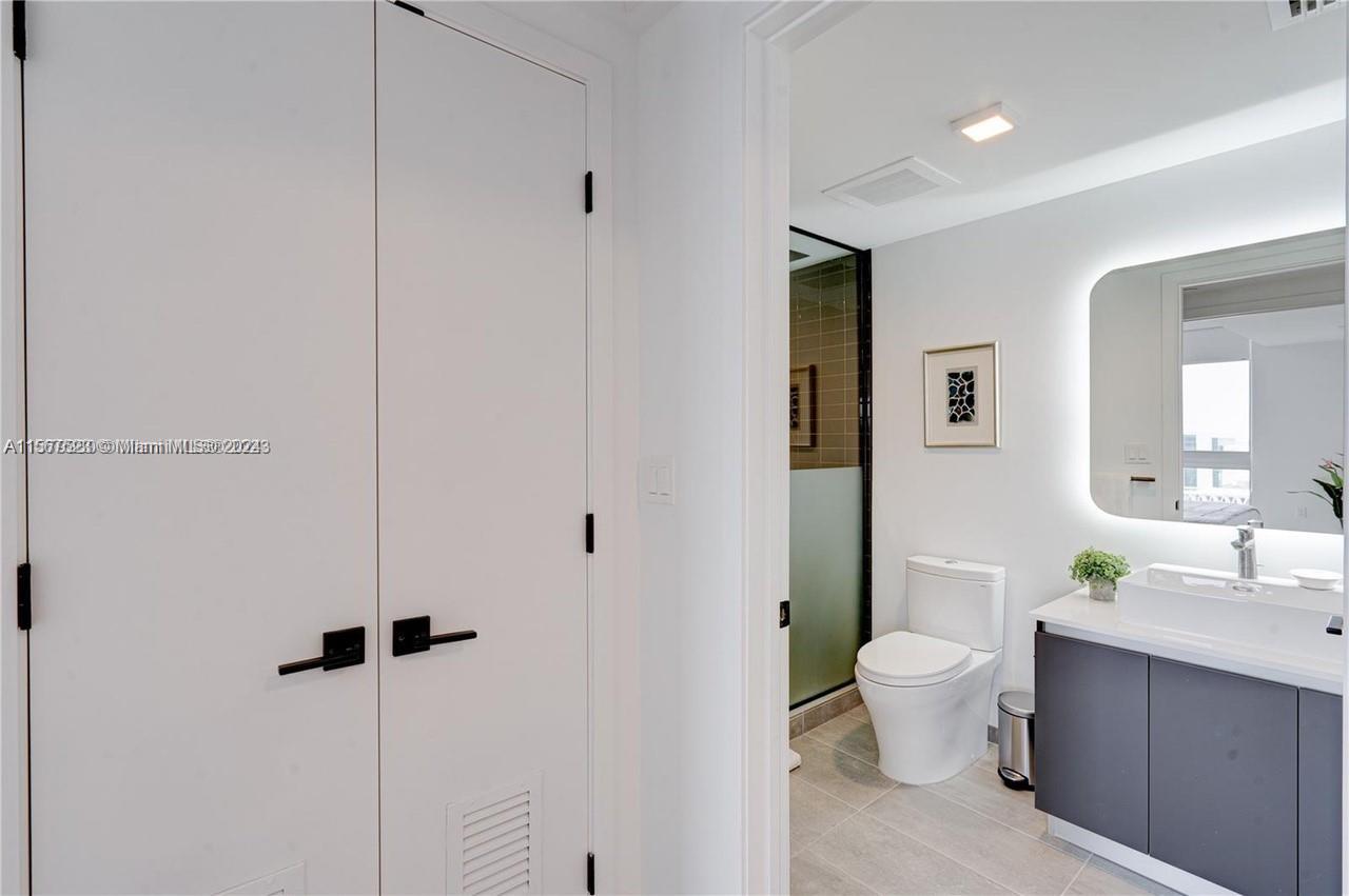 227 NE 2nd St 2205, Miami, Florida 33132, 1 Bedroom Bedrooms, ,1 BathroomBathrooms,Residentiallease,For Rent,227 NE 2nd St 2205,A11567523