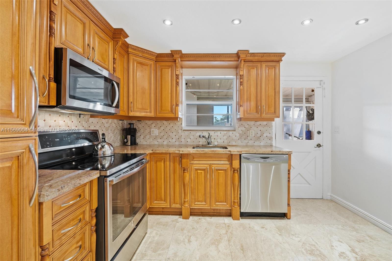 1413 N 15th Ave 8, Hollywood, Florida 33020, 2 Bedrooms Bedrooms, ,2 BathroomsBathrooms,Residential,For Sale,1413 N 15th Ave 8,A11569004