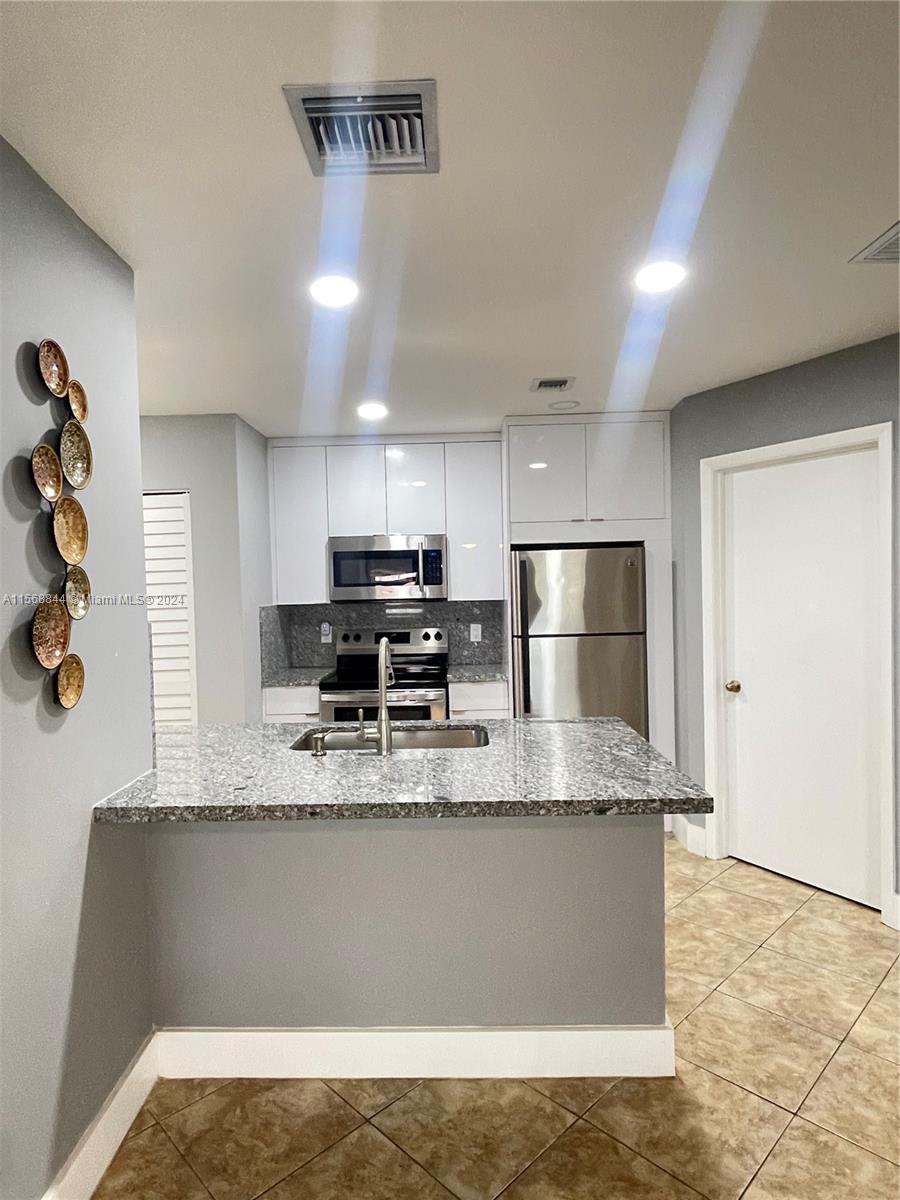 18310 NW 68th Ave D, Hialeah, Florida 33015, 1 Bedroom Bedrooms, ,1 BathroomBathrooms,Residentiallease,For Rent,18310 NW 68th Ave D,A11568844