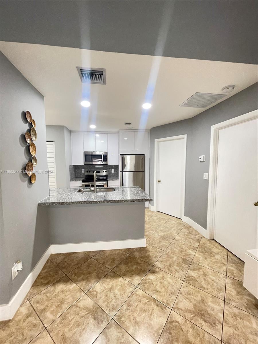 18310 NW 68th Ave D, Hialeah, Florida 33015, 1 Bedroom Bedrooms, ,1 BathroomBathrooms,Residentiallease,For Rent,18310 NW 68th Ave D,A11568844