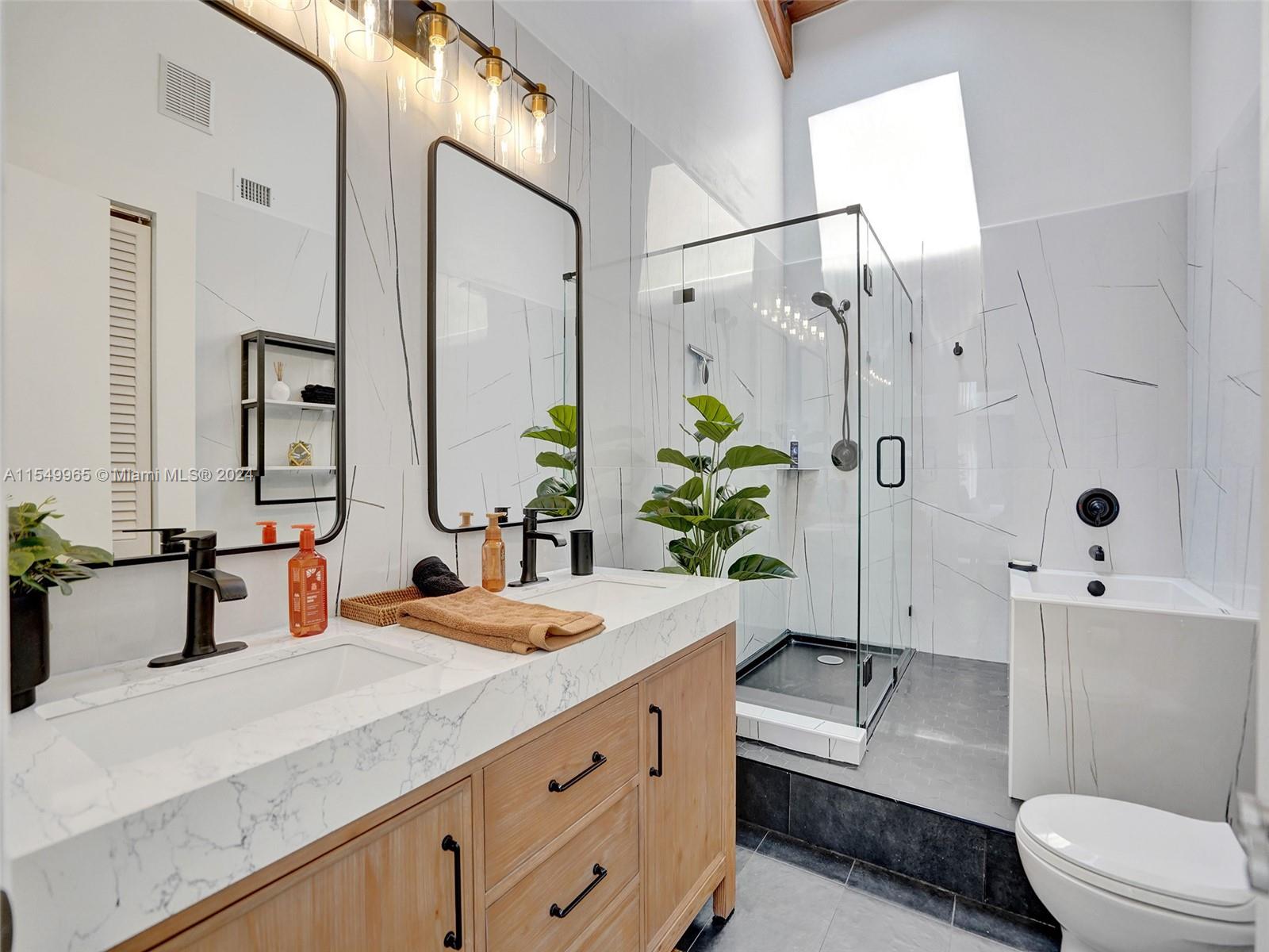 2667 S Parkview Dr, Hallandale Beach, Florida 33009, 2 Bedrooms Bedrooms, ,2 BathroomsBathrooms,Residential,For Sale,2667 S Parkview Dr,A11549965