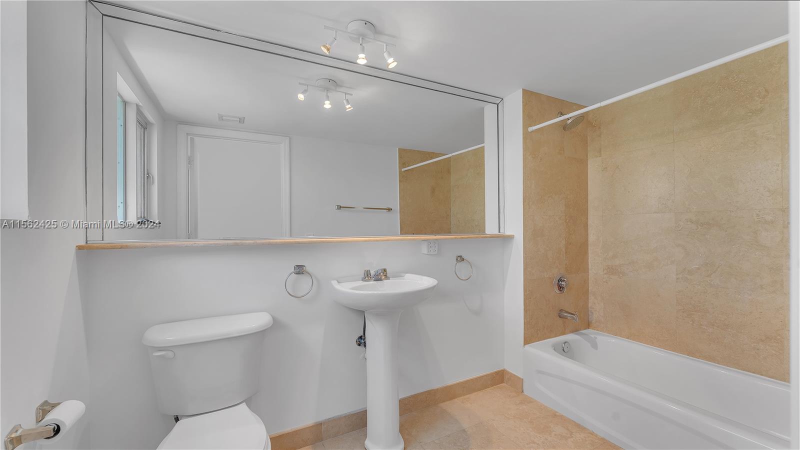 1532 Drexel Ave 302, Miami Beach, Florida 33139, 2 Bedrooms Bedrooms, ,2 BathroomsBathrooms,Residentiallease,For Rent,1532 Drexel Ave 302,A11562425