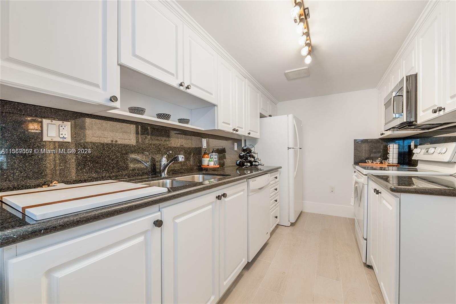 437 Santander Ave G, Coral Gables, Florida 33134, 2 Bedrooms Bedrooms, ,3 BathroomsBathrooms,Residentiallease,For Rent,437 Santander Ave G,A11569057