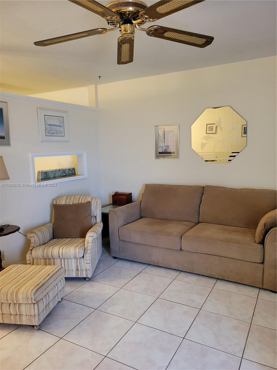 820 SW 11th Ave 8B, Hallandale Beach, Florida 33009, 1 Bedroom Bedrooms, ,1 BathroomBathrooms,Residential,For Sale,820 SW 11th Ave 8B,A11569242