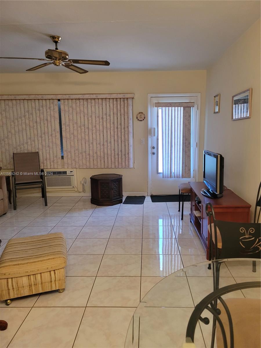 820 SW 11th Ave 8B, Hallandale Beach, Florida 33009, 1 Bedroom Bedrooms, ,1 BathroomBathrooms,Residential,For Sale,820 SW 11th Ave 8B,A11569242