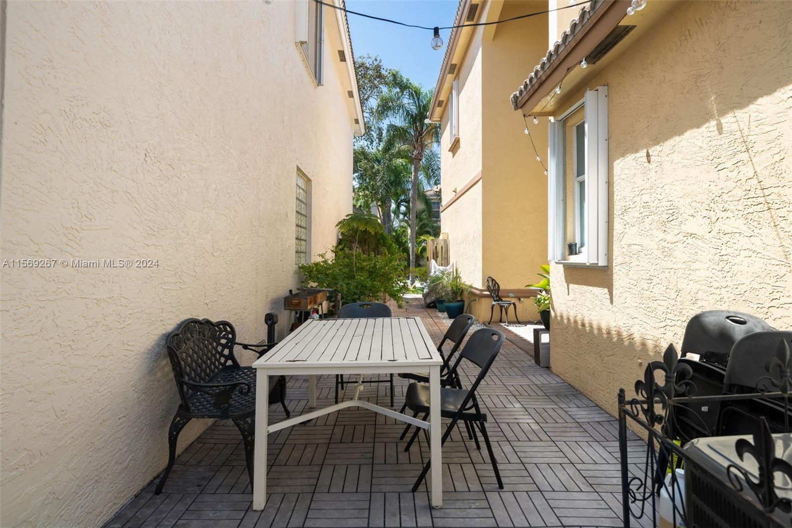 1251 Johnson Ct, Hollywood, Florida 33019, 3 Bedrooms Bedrooms, ,2 BathroomsBathrooms,Residential,For Sale,1251 Johnson Ct,A11569267