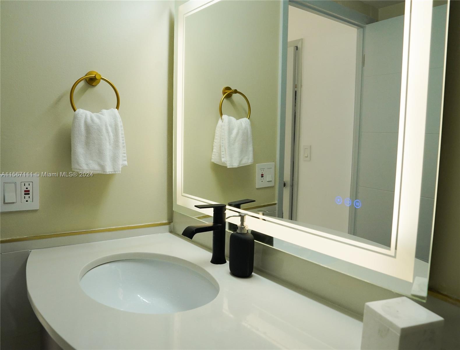 2500 Parkview Dr 904, Hallandale Beach, Florida 33009, 1 Bedroom Bedrooms, ,1 BathroomBathrooms,Residentiallease,For Rent,2500 Parkview Dr 904,A11567111
