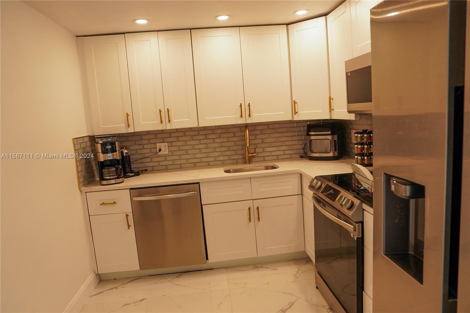 2500 Parkview Dr 904, Hallandale Beach, Florida 33009, 1 Bedroom Bedrooms, ,1 BathroomBathrooms,Residentiallease,For Rent,2500 Parkview Dr 904,A11567111
