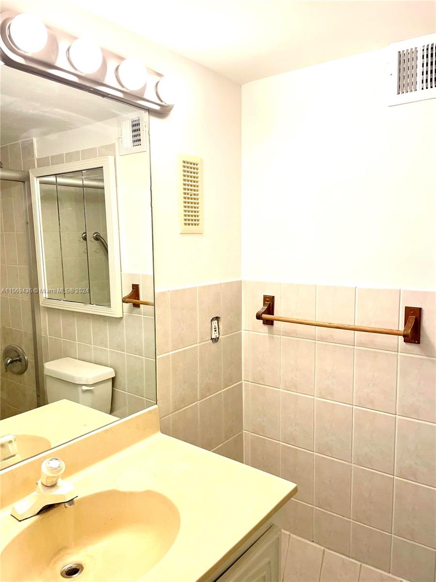 851 Three Islands Blv 414, Hallandale Beach, Florida 33009, 1 Bedroom Bedrooms, ,1 BathroomBathrooms,Residentiallease,For Rent,851 Three Islands Blv 414,A11569436