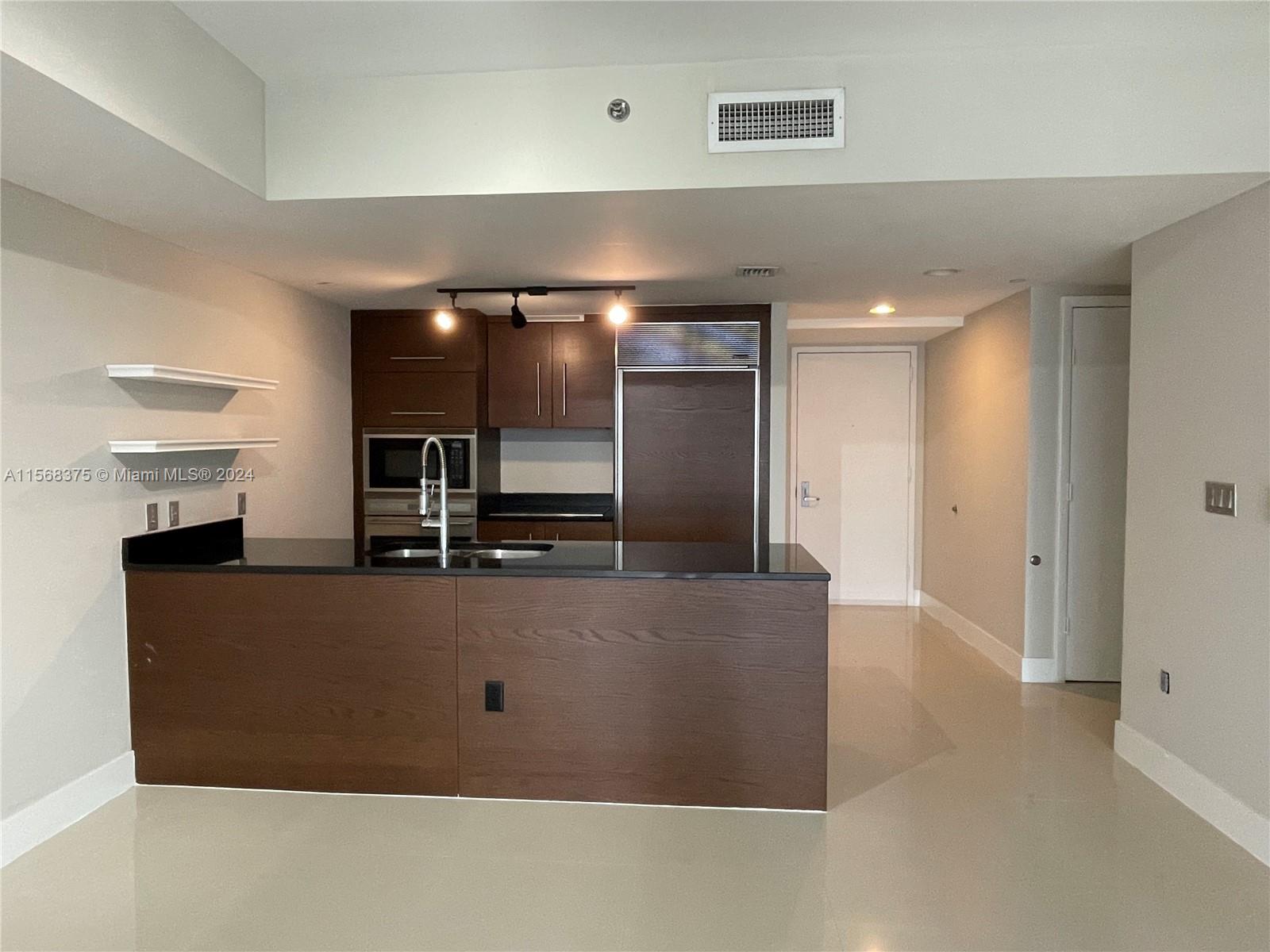 Beautiful, bright and spacious 1 bedroom overlooking the Miami River and Dog Park located on a 4th floor. Icon Brickell offers luxury living as its best as well as the opportunity to walk everywhere in Brickell and Downtown. Olympic sized pool, Jacuzzi, Spa, Famous restaurants & more.