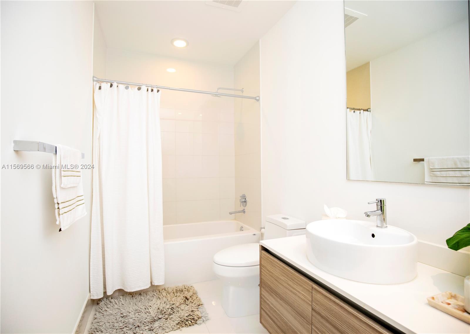 121 NE 34th St L206, Miami, Florida 33137, 1 Bedroom Bedrooms, ,1 BathroomBathrooms,Residentiallease,For Rent,121 NE 34th St L206,A11569566