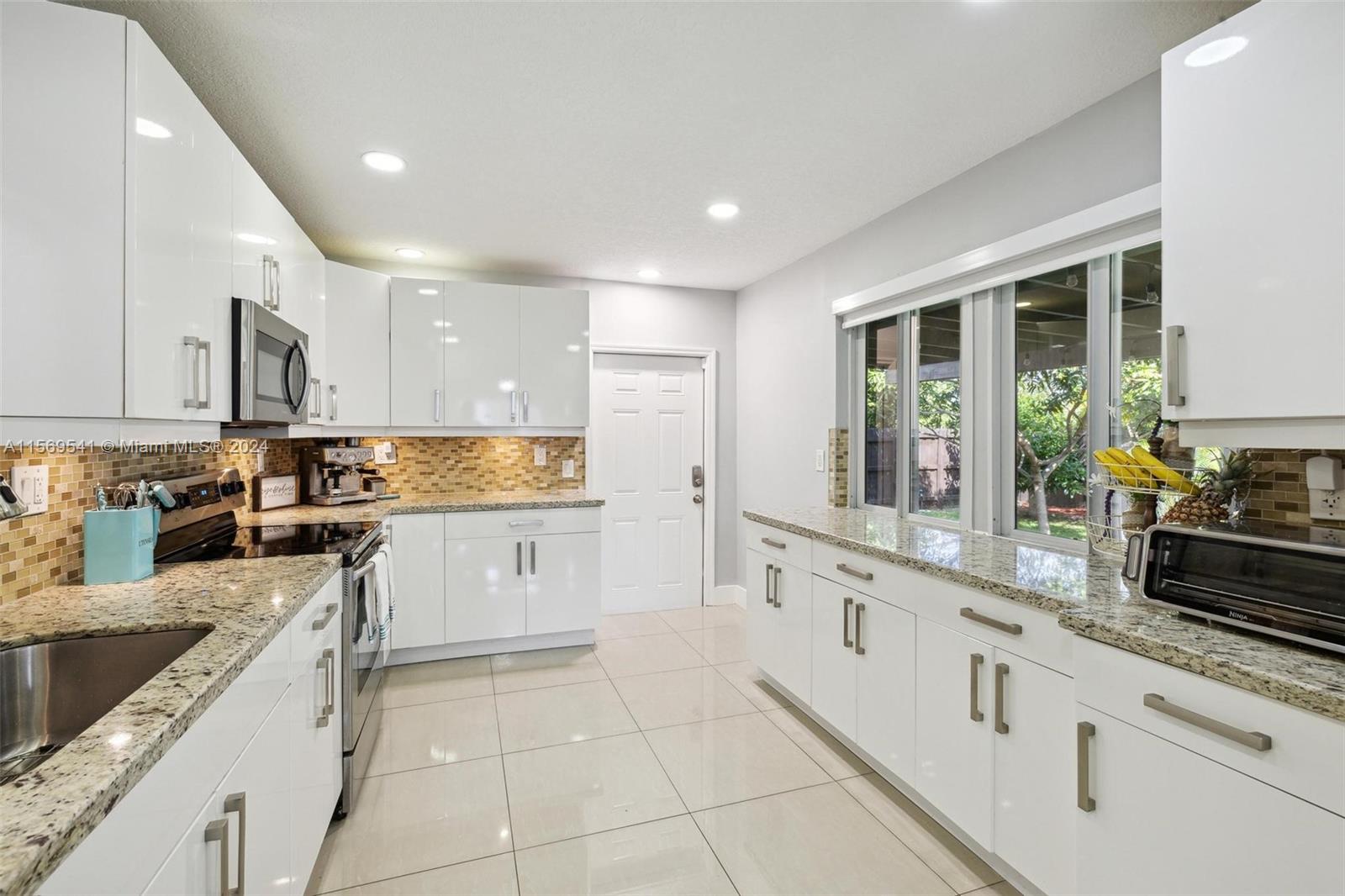 1017 NE 3rd St, Hallandale Beach, Florida 33009, 4 Bedrooms Bedrooms, ,3 BathroomsBathrooms,Residential,For Sale,1017 NE 3rd St,A11569541