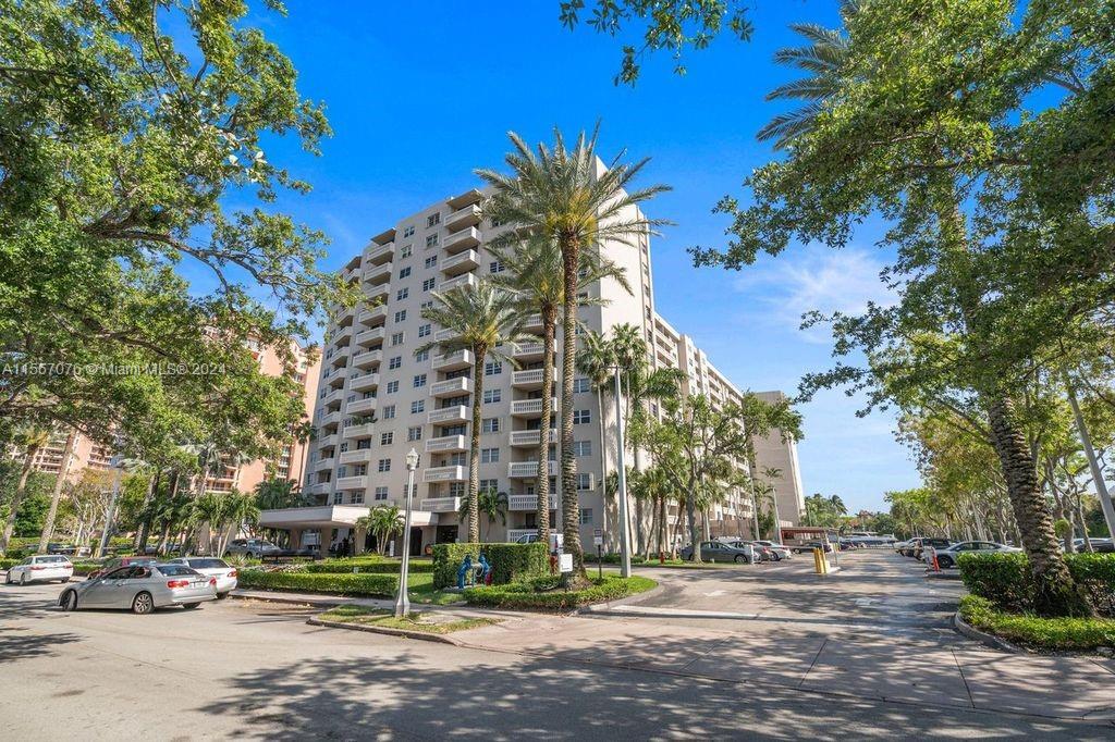 90 Edgewater Dr #812, Coral Gables FL 33133