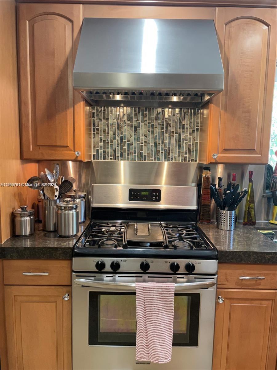 203 NE 86th St, El Portal, Florida 33138, 2 Bedrooms Bedrooms, ,1 BathroomBathrooms,Residentiallease,For Rent,203 NE 86th St,A11569761