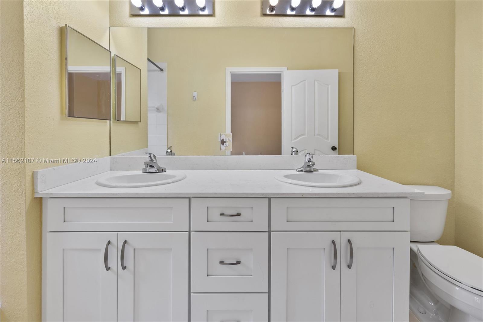 8440 SW 150th Ave 105, Miami, Florida 33193, 3 Bedrooms Bedrooms, ,2 BathroomsBathrooms,Residential,For Sale,8440 SW 150th Ave 105,A11562107