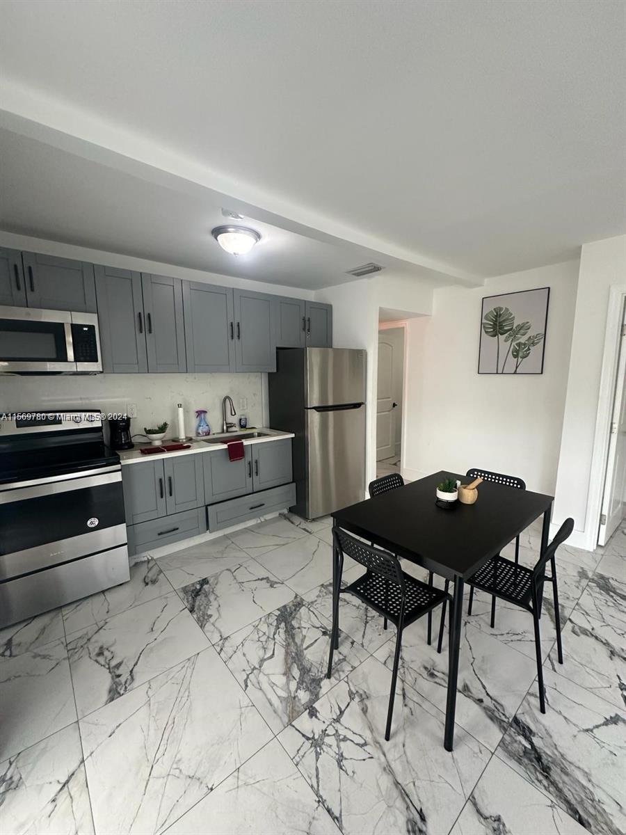 104 NW 9TH ST 3, Hallandale Beach, Florida 33009, 3 Bedrooms Bedrooms, ,2 BathroomsBathrooms,Residentiallease,For Rent,104 NW 9TH ST 3,A11569780