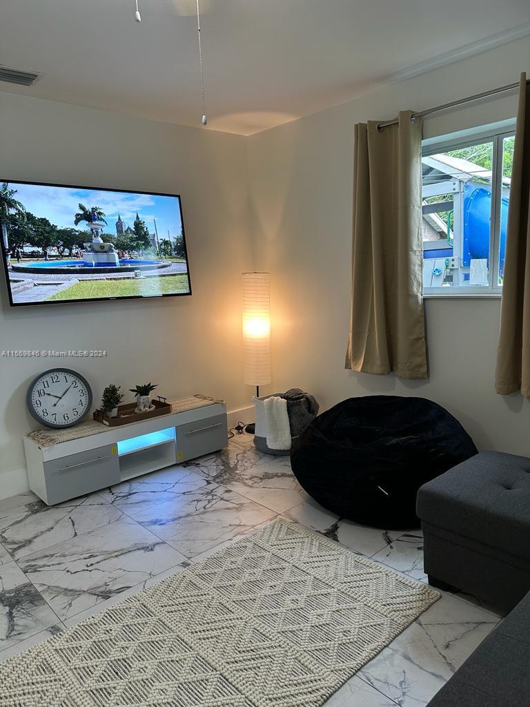 104 NW 9th St 2, Hallandale Beach, Florida 33009, 2 Bedrooms Bedrooms, ,1 BathroomBathrooms,Residentiallease,For Rent,104 NW 9th St 2,A11569846