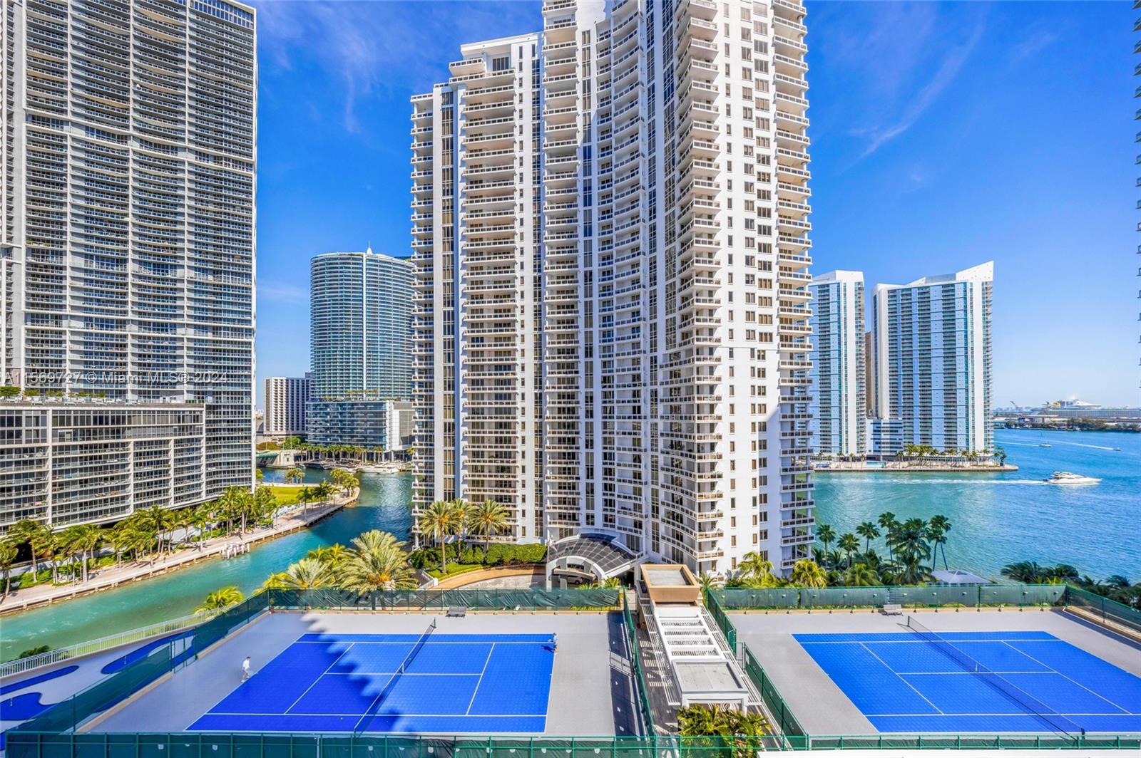 Impeccably renovated apartment situated in The Courts at Brickell Key. This stunning residence features a newly remodeled kitchen adorned with top-tier porcelain travertine and new top appliances. The bathrooms and flooring have been renovated. Seize the chance to reside in one of Brickell Key's premier buildings! 
The building have extraordinary amenities including a bay front pool, a well-equipped gym, a racquetball court, a relaxing sauna, a children's playroom, a spacious party room. This apartment comes fully furnished, making it a hassle-free move-in experience. Don't let this opportunity slip away!