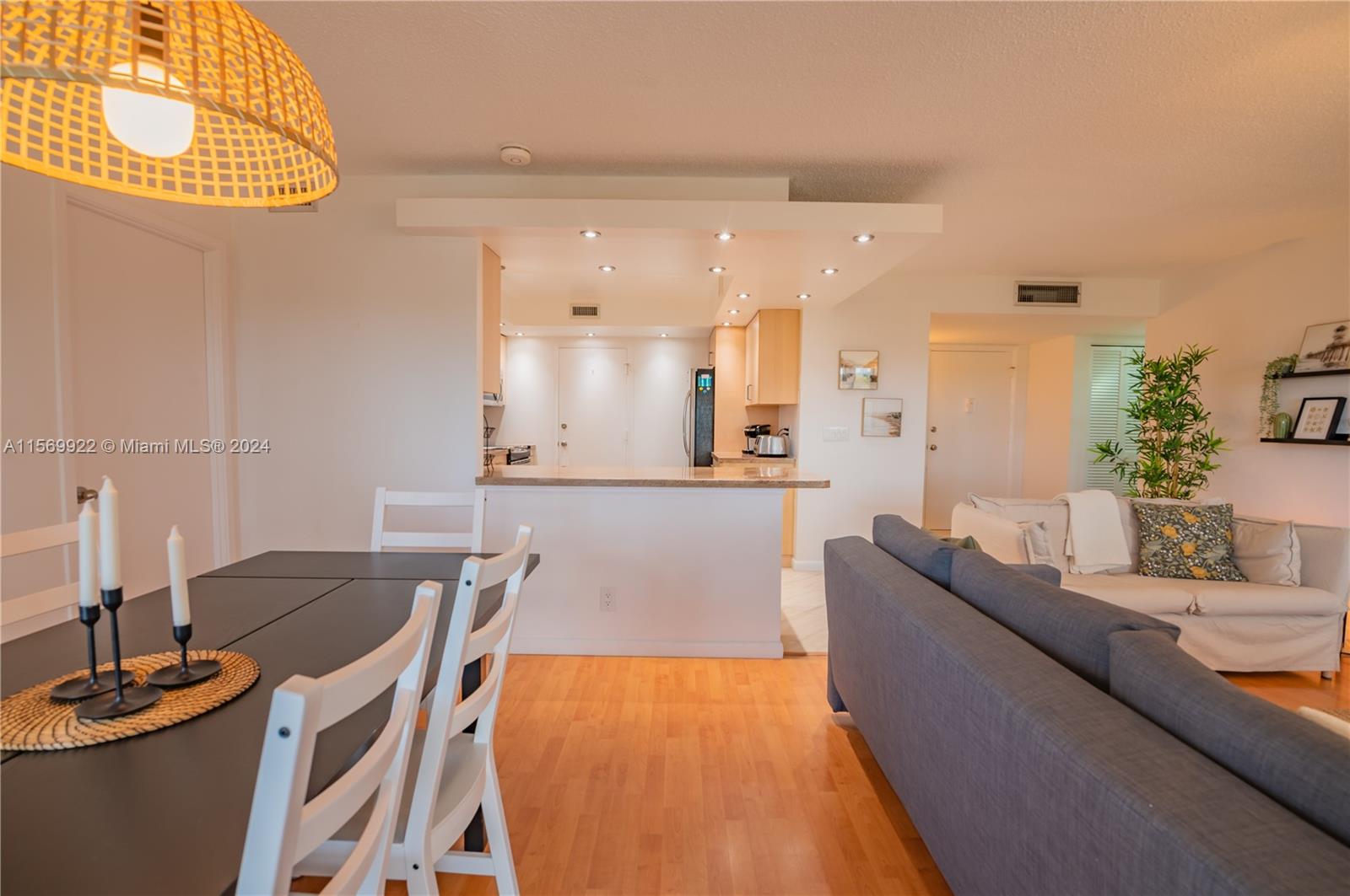 Hallandale Beach, Florida 33009, 2 Bedrooms Bedrooms, ,2 BathroomsBathrooms,Residential,For Sale,A11569922