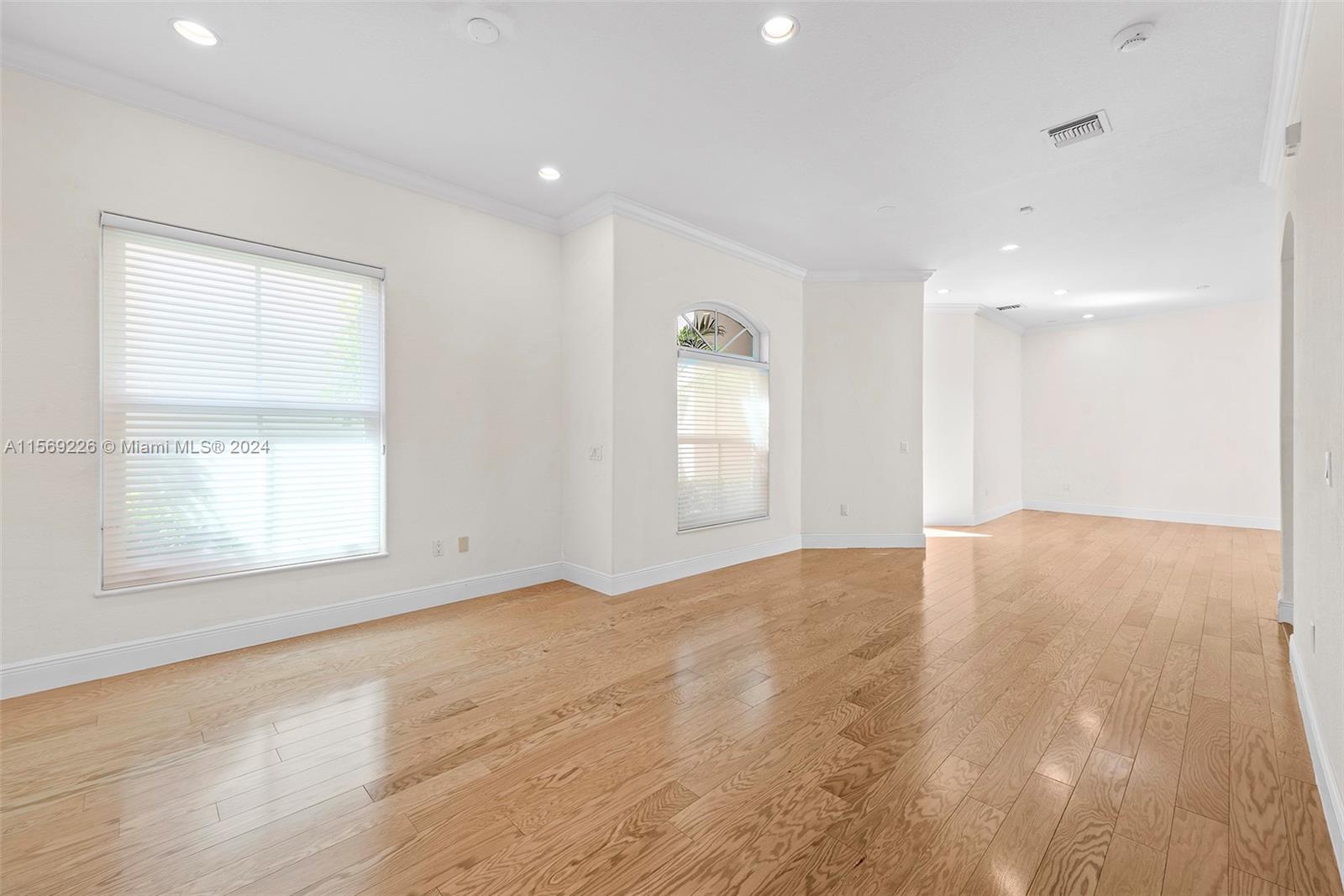 Listing Photo 8