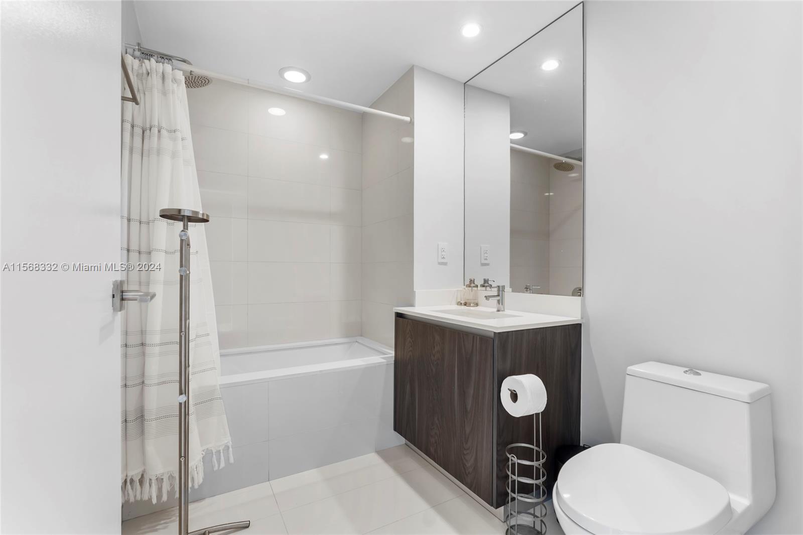 3131 NE 7th Ave 1004, Miami, Florida 33137, 3 Bedrooms Bedrooms, ,3 BathroomsBathrooms,Residential,For Sale,3131 NE 7th Ave 1004,A11568332