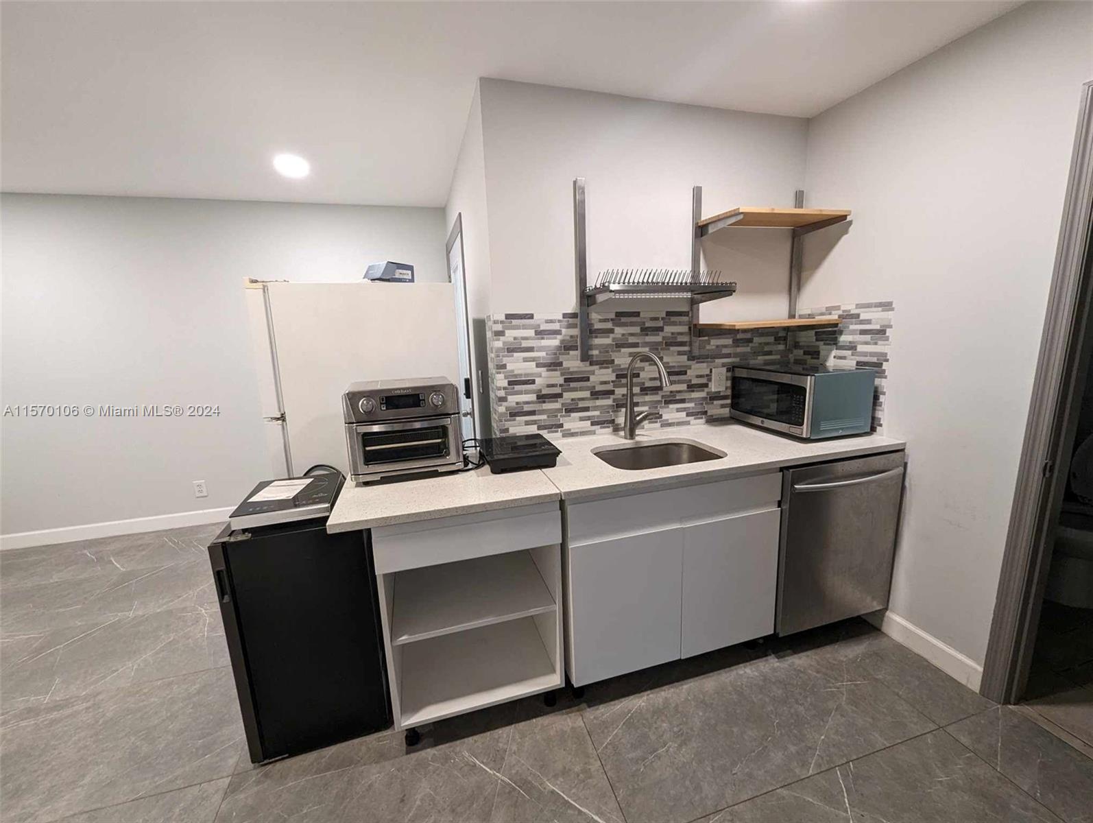 724 NE 3rd St 2, Hallandale Beach, Florida 33009, 2 Bedrooms Bedrooms, ,1 BathroomBathrooms,Residentiallease,For Rent,724 NE 3rd St 2,A11570106