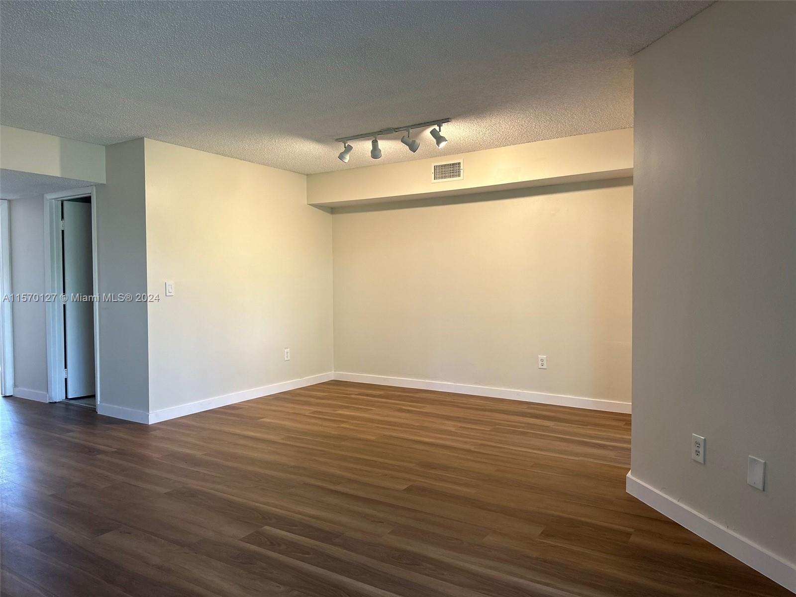2637 SE 19th Ct 107-C, Homestead, Florida 33035, 3 Bedrooms Bedrooms, ,2 BathroomsBathrooms,Residentiallease,For Rent,2637 SE 19th Ct 107-C,A11570127