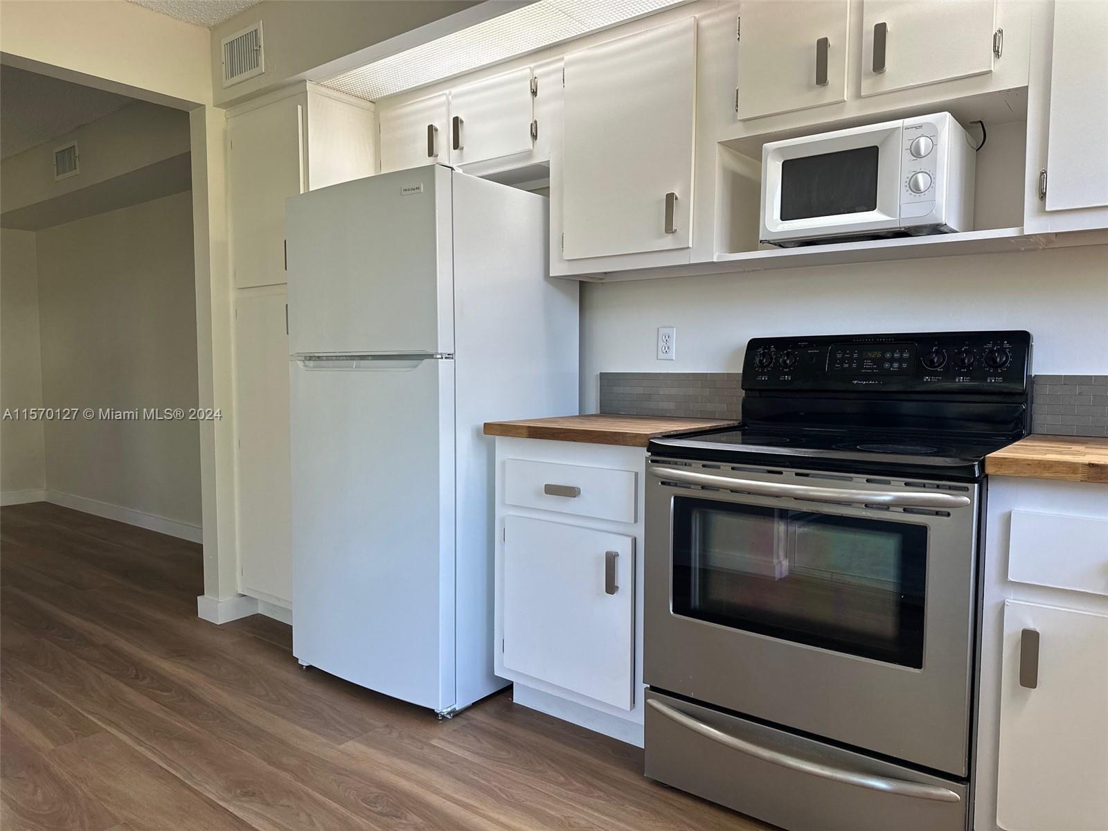2637 SE 19th Ct 107-C, Homestead, Florida 33035, 3 Bedrooms Bedrooms, ,2 BathroomsBathrooms,Residentiallease,For Rent,2637 SE 19th Ct 107-C,A11570127
