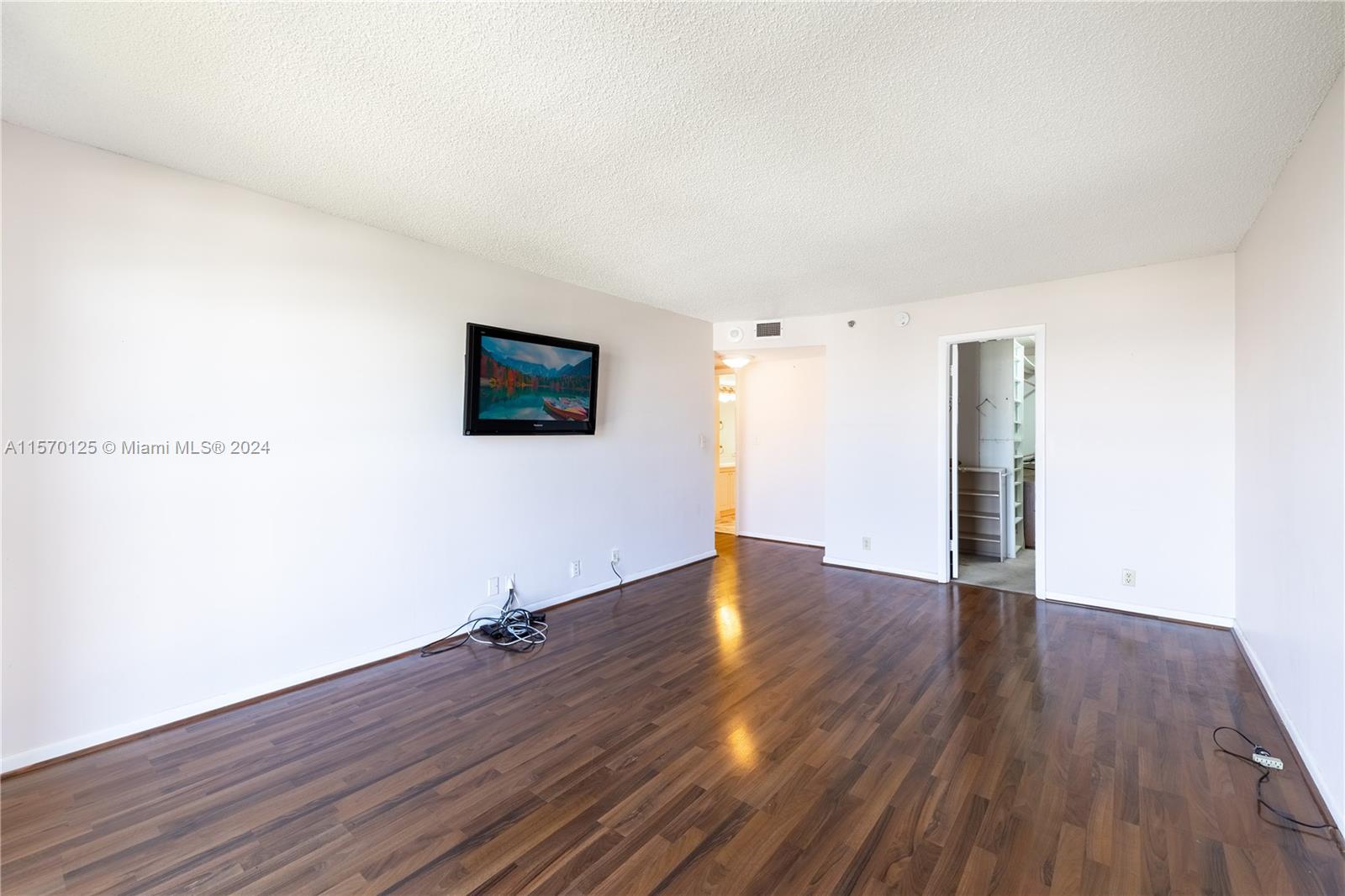 2000 Towerside Ter 1807, Miami, Florida 33138, 2 Bedrooms Bedrooms, ,2 BathroomsBathrooms,Residentiallease,For Rent,2000 Towerside Ter 1807,A11570125