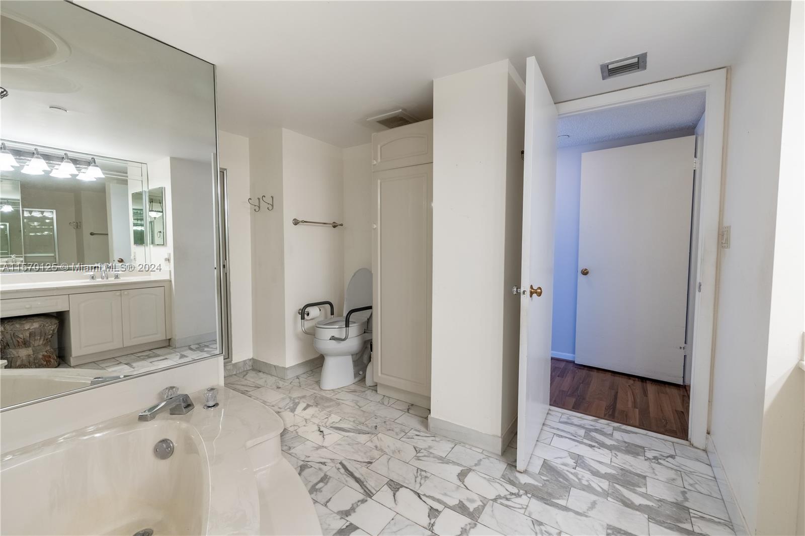 2000 Towerside Ter 1807, Miami, Florida 33138, 2 Bedrooms Bedrooms, ,2 BathroomsBathrooms,Residentiallease,For Rent,2000 Towerside Ter 1807,A11570125