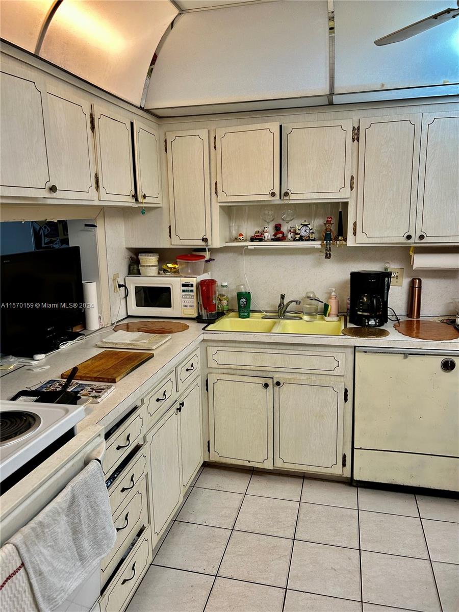 329 SE 3rd St 204S, Hallandale Beach, Florida 33009, 1 Bedroom Bedrooms, ,1 BathroomBathrooms,Residential,For Sale,329 SE 3rd St 204S,A11570159