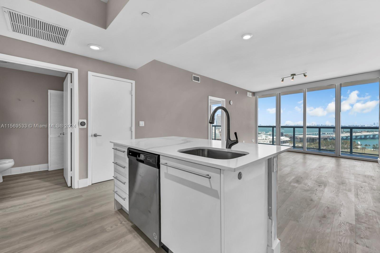 Miami, Florida 33132, 1 Bedroom Bedrooms, ,1 BathroomBathrooms,Residentiallease,For Rent,A11569533