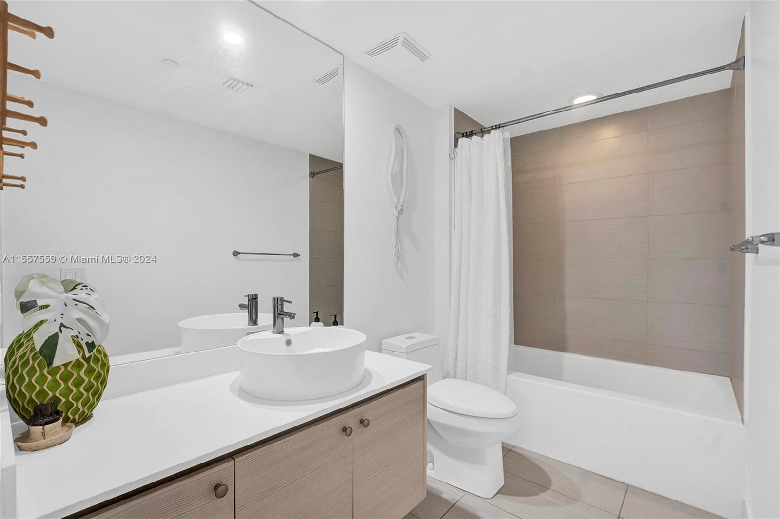 4250 Biscayne Blvd 819, Miami, Florida 33137, 2 Bedrooms Bedrooms, ,2 BathroomsBathrooms,Residentiallease,For Rent,4250 Biscayne Blvd 819,A11557559
