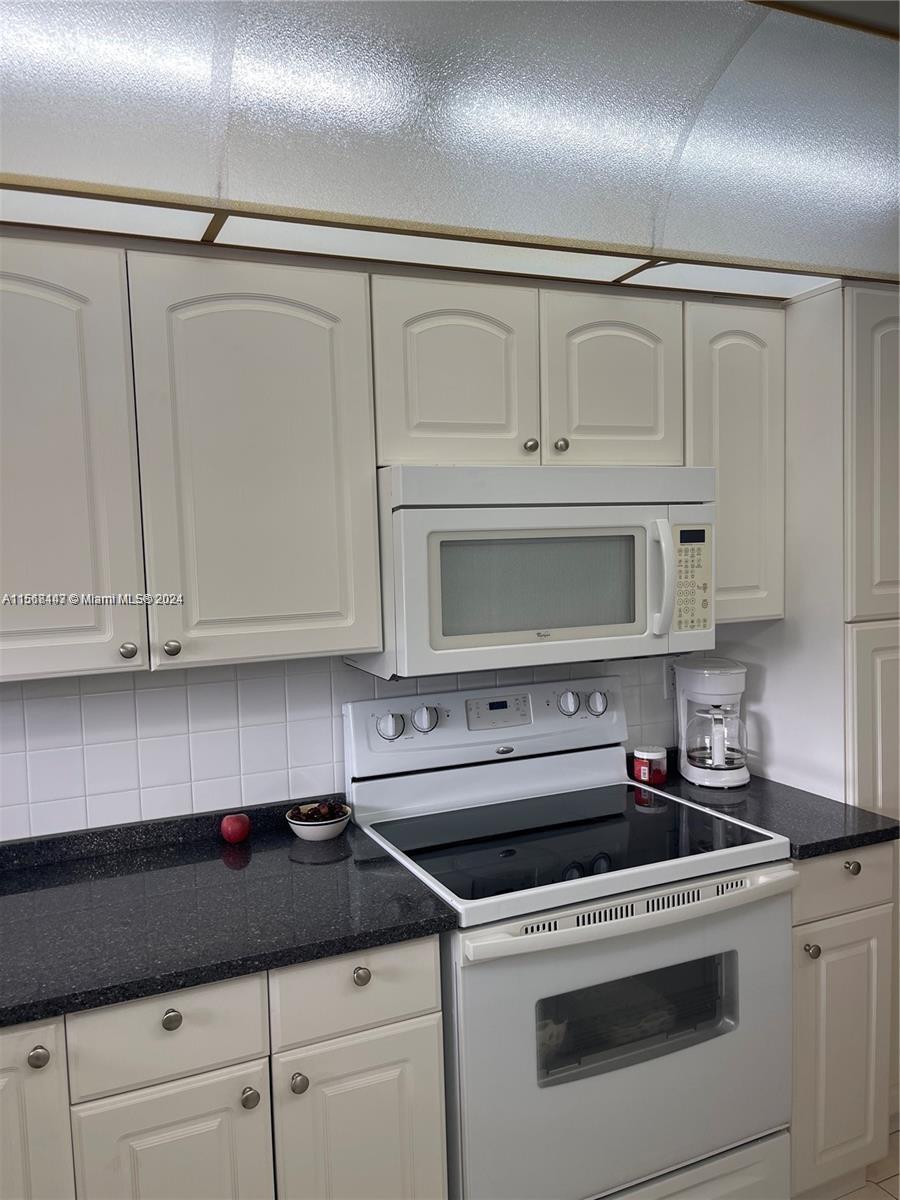 501 Blue Heron Dr 319-A, Hallandale Beach, Florida 33009, 2 Bedrooms Bedrooms, ,2 BathroomsBathrooms,Residentiallease,For Rent,501 Blue Heron Dr 319-A,A11568143