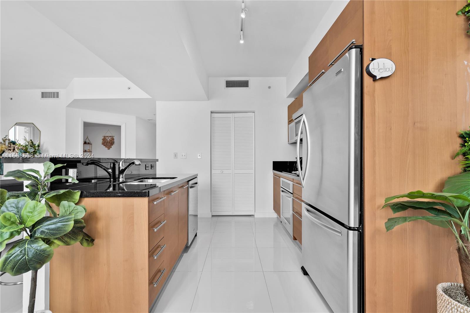 253 NE 2nd St 1802, Miami, Florida 33132, 1 Bedroom Bedrooms, ,2 BathroomsBathrooms,Residentiallease,For Rent,253 NE 2nd St 1802,A11568608
