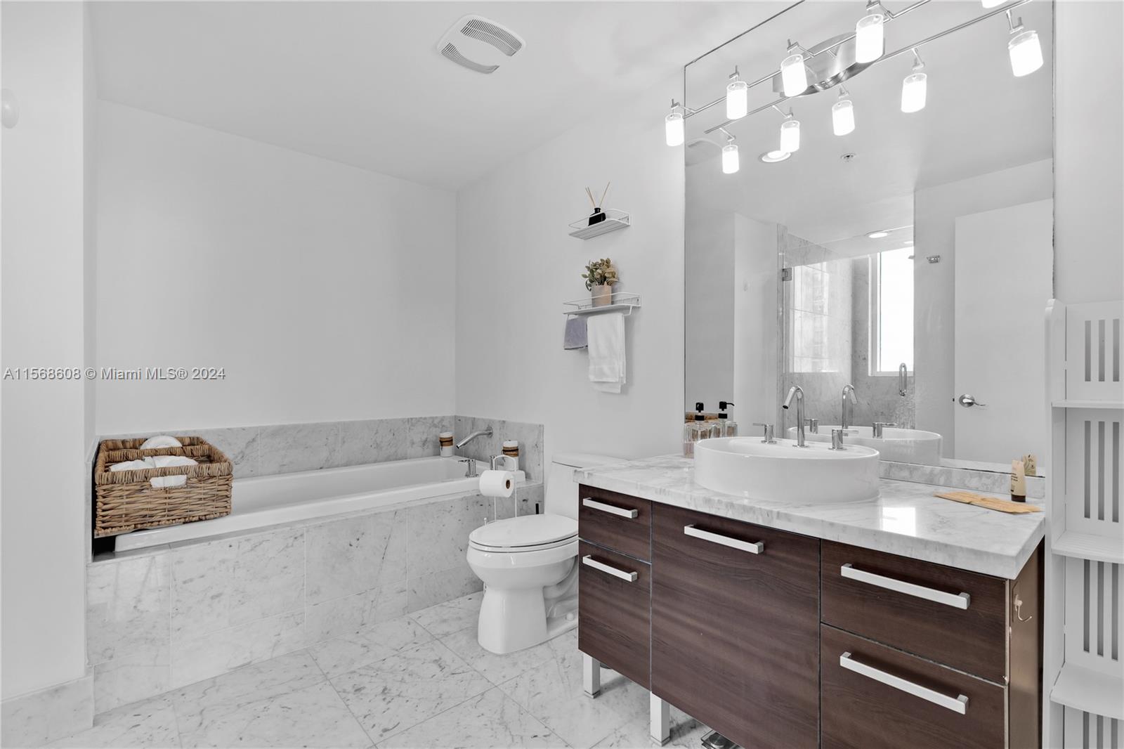 253 NE 2nd St 1802, Miami, Florida 33132, 1 Bedroom Bedrooms, ,2 BathroomsBathrooms,Residentiallease,For Rent,253 NE 2nd St 1802,A11568608