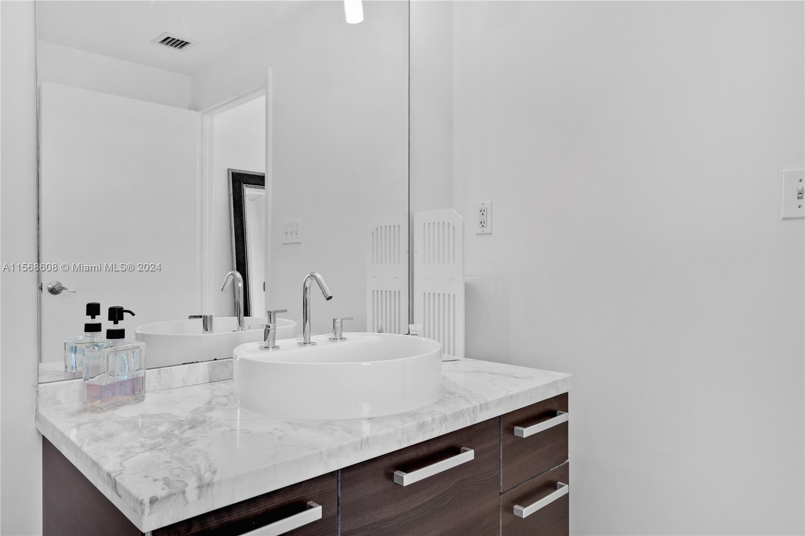 253 NE 2nd St 1802, Miami, Florida 33132, 1 Bedroom Bedrooms, ,2 BathroomsBathrooms,Residentiallease,For Rent,253 NE 2nd St 1802,A11568608