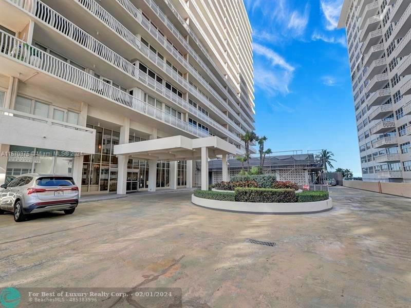 Ocean front building on prestigious Galt Ocean Drive . The building has a rooftop heated pool, a rooftop walking path with ocean & intercoastal views, a gym, spa, steam room, and sauna. Original condition.