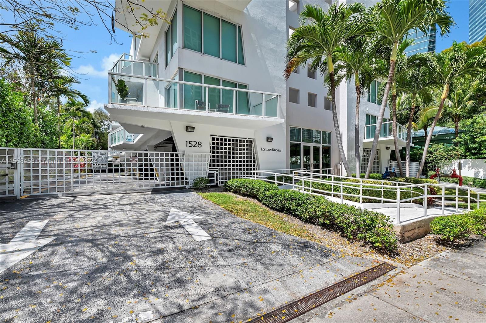 1528 Brickell Ave 206, Miami, Florida 33129, 1 Bedroom Bedrooms, ,1 BathroomBathrooms,Residentiallease,For Rent,1528 Brickell Ave 206,A11568453