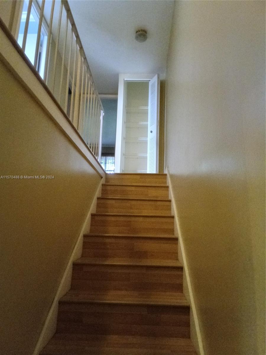 STAIRWAY TO 2ND LEVEL