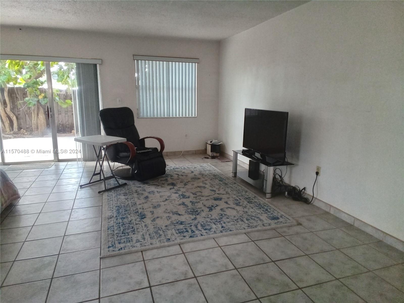 LIVING ROOM/DINNING ROOM