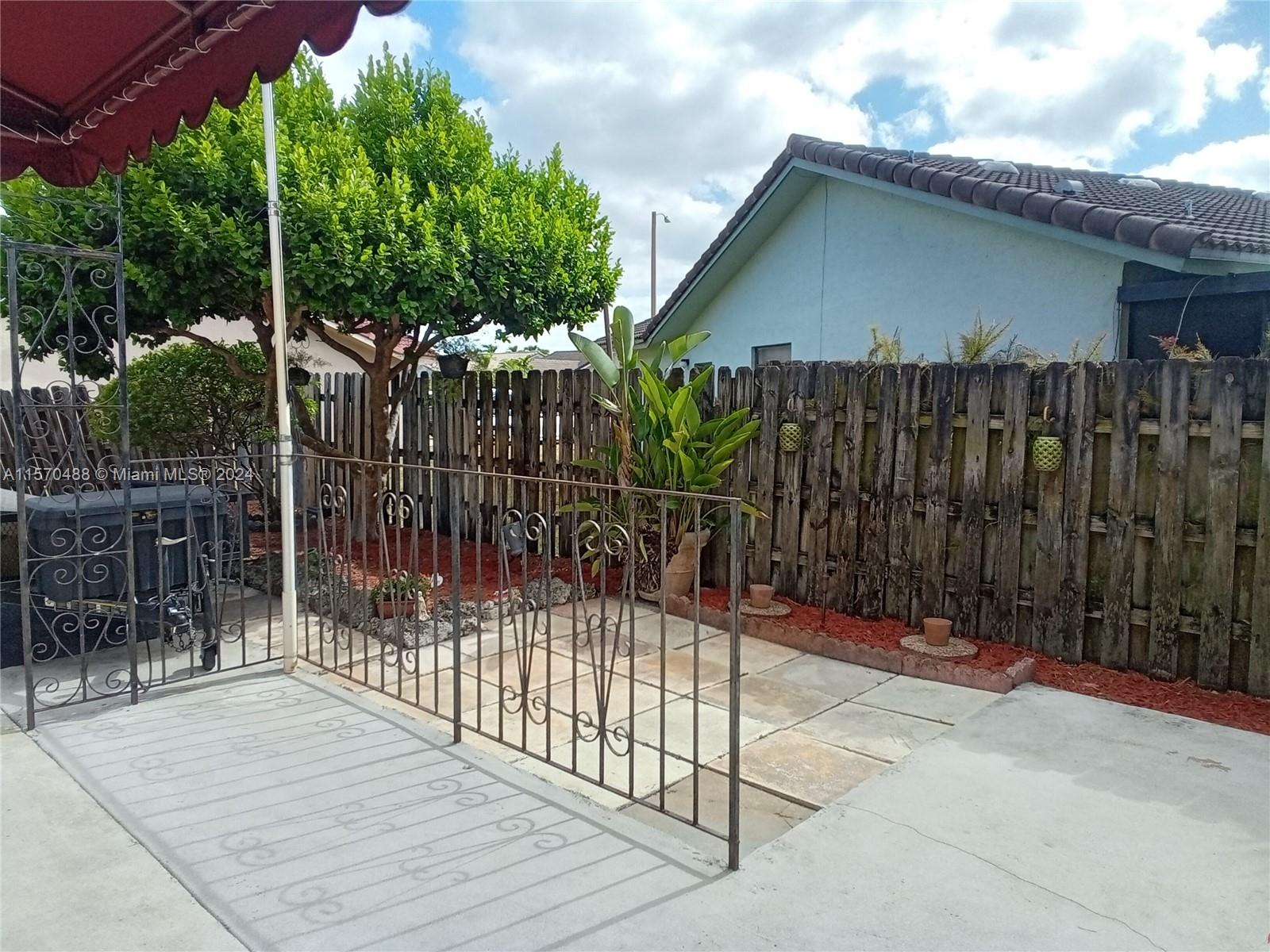 FRONT ENTRANCE EXTENDED YARD