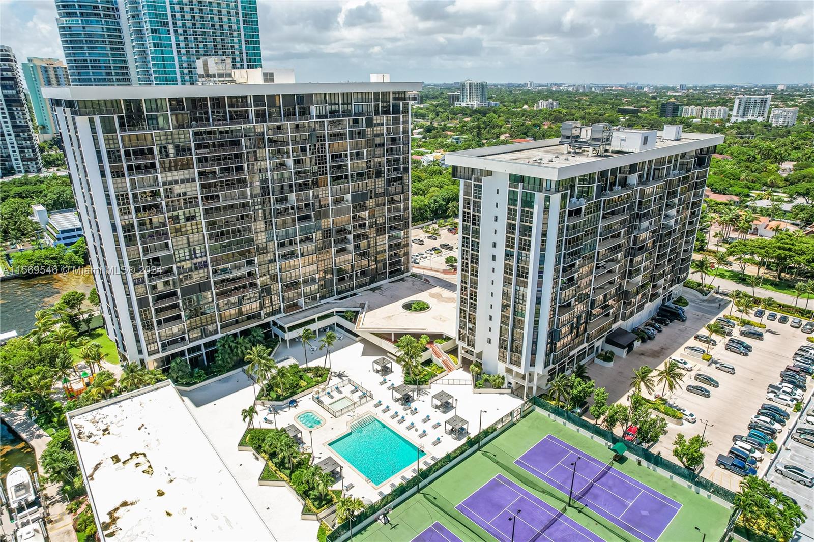 For Rent at the well established Brickell Place Phase II Condominium is this spacious 2 Bed/2Bath unit with open kitchen, stainless steel appliances and open balcony to enjoy amazing Sunset views. BPII Condominiun offers resort-like amenities  such as 6 tennis courts, pickleball court, sauna, Jacuzzi, bayside BBQ, children playground and playroom, exercise room among other perks. 
Conveniently located in the heart of Brickell Avenue is walking distance from Mary Brickell Village, Brickell City Center and just 15 minutes away from the Miami International Airport.