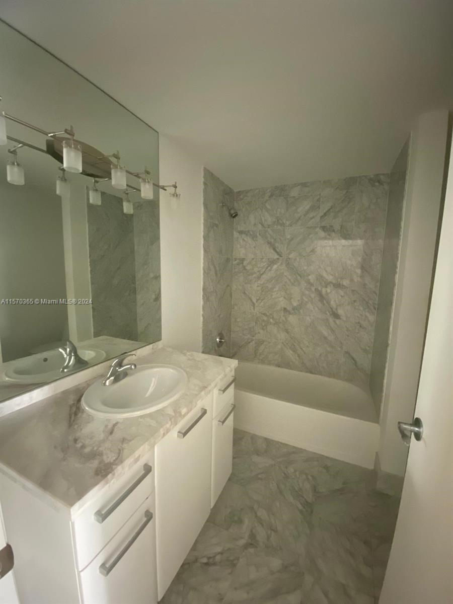 253 NE 2nd St 321, Miami, Florida 33132, ,1 BathroomBathrooms,Residentiallease,For Rent,253 NE 2nd St 321,A11570365
