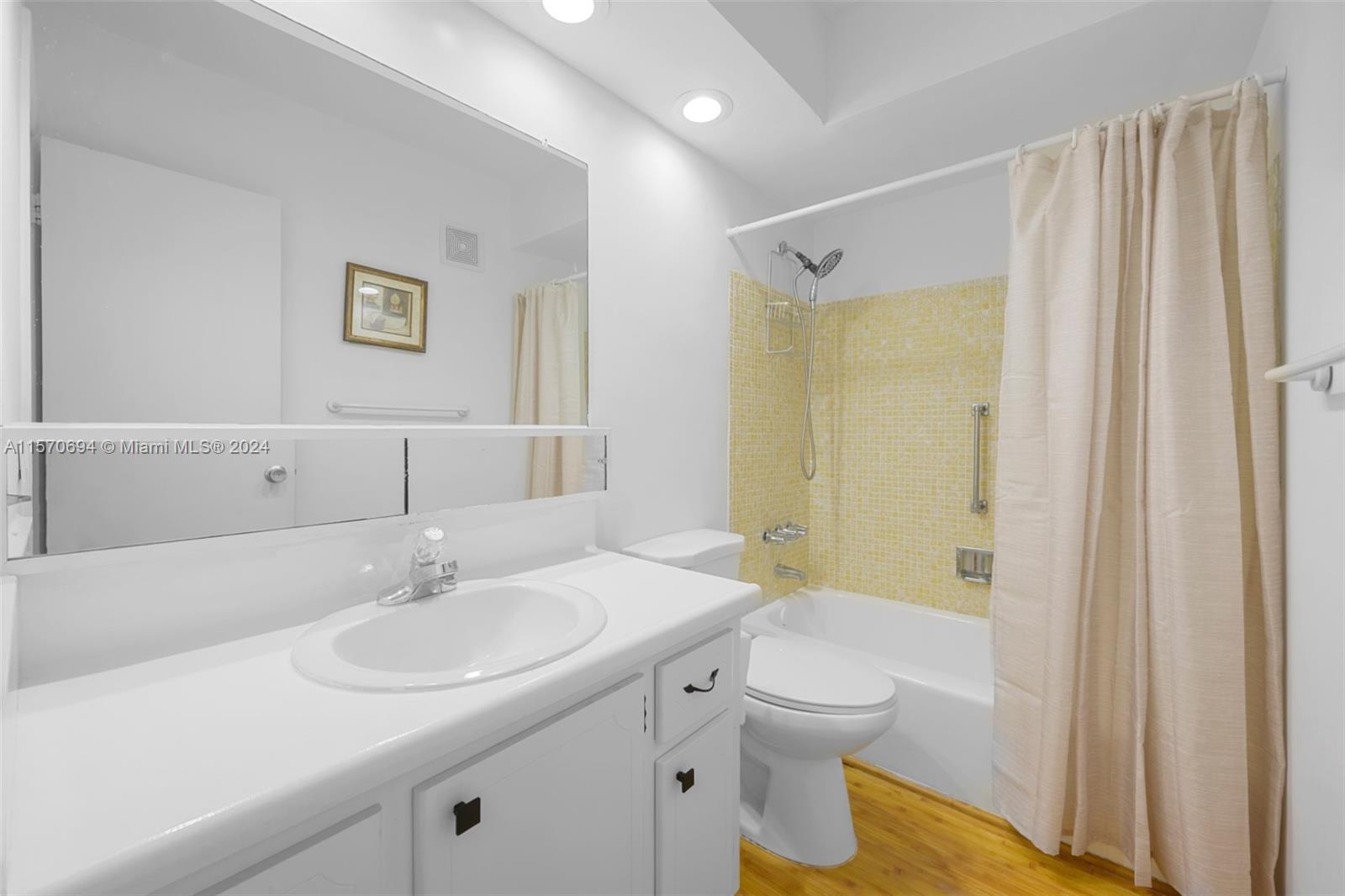 450 Paradise Isle Blvd 203, Hallandale Beach, Florida 33009, 1 Bedroom Bedrooms, ,1 BathroomBathrooms,Residentiallease,For Rent,450 Paradise Isle Blvd 203,A11570694