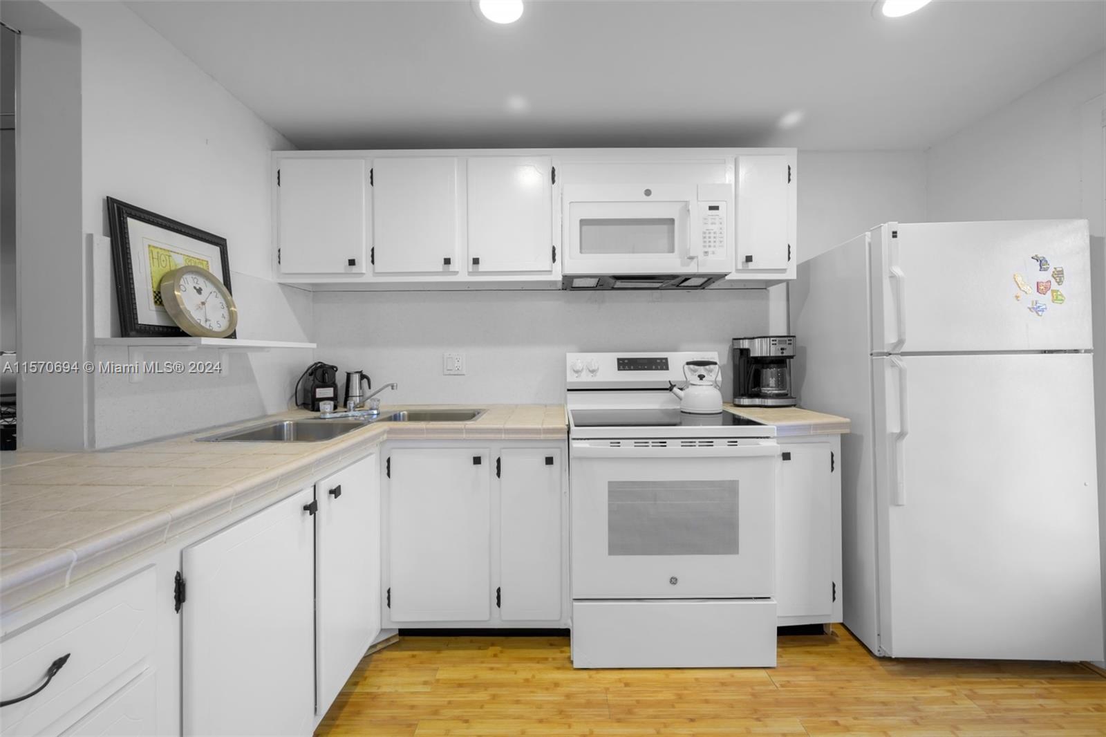 450 Paradise Isle Blvd 203, Hallandale Beach, Florida 33009, 1 Bedroom Bedrooms, ,1 BathroomBathrooms,Residentiallease,For Rent,450 Paradise Isle Blvd 203,A11570694