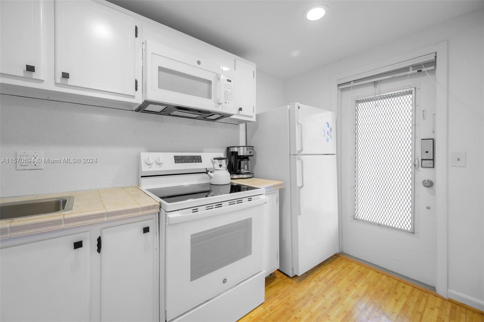 450 Paradise Isle Blvd 203, Hallandale Beach, Florida 33009, 1 Bedroom Bedrooms, ,1 BathroomBathrooms,Residentiallease,For Rent,450 Paradise Isle Blvd 203,A11570694