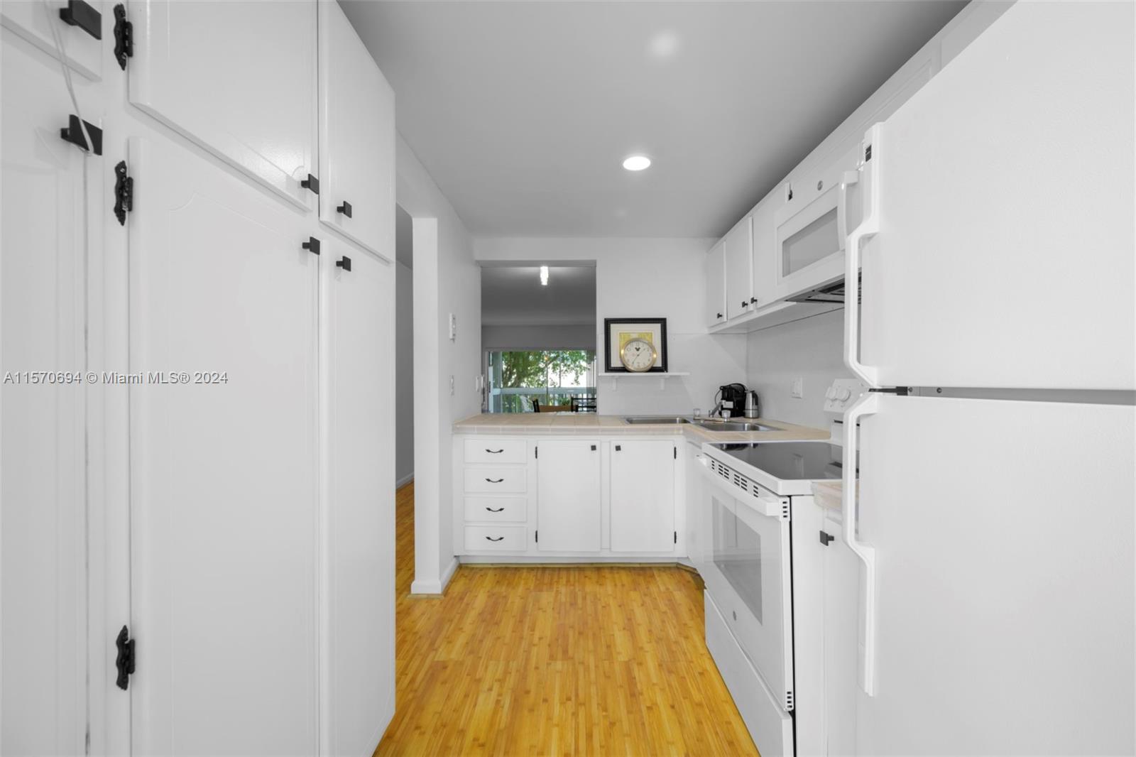 450 Paradise Isle Blvd 203, Hallandale Beach, Florida 33009, 1 Bedroom Bedrooms, ,1 BathroomBathrooms,Residentiallease,For Rent,450 Paradise Isle Blvd 203,A11570694